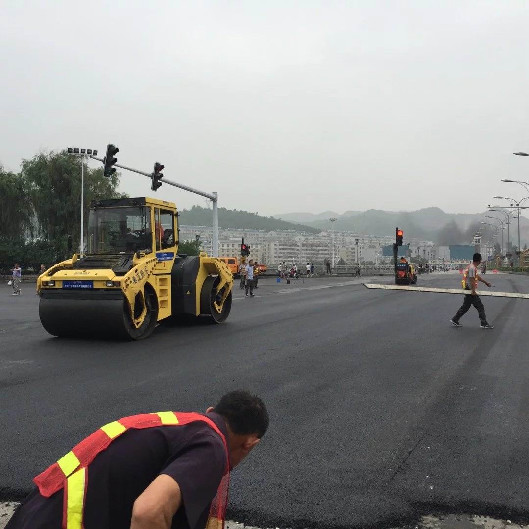 沥青道路摊铺
